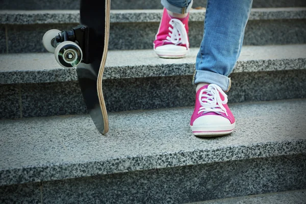 Joven skater en chancletas y skate —  Fotos de Stock