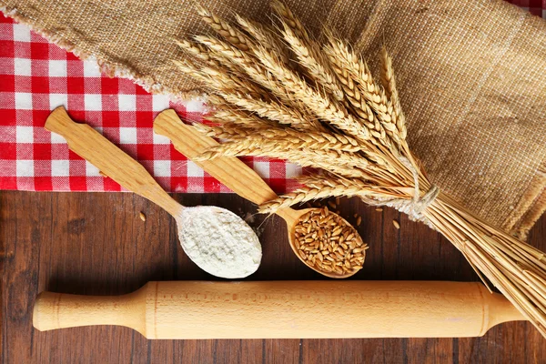 Mehl und Weizen auf Holztisch, Draufsicht — Stockfoto