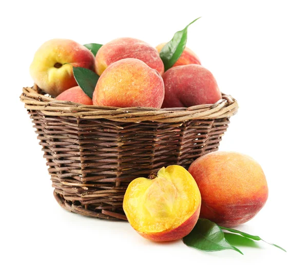 Спелые персики в корзине изолированы на белом — стоковое фото