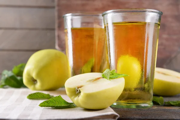 木製の背景にリンゴ ジュースのグラス — ストック写真