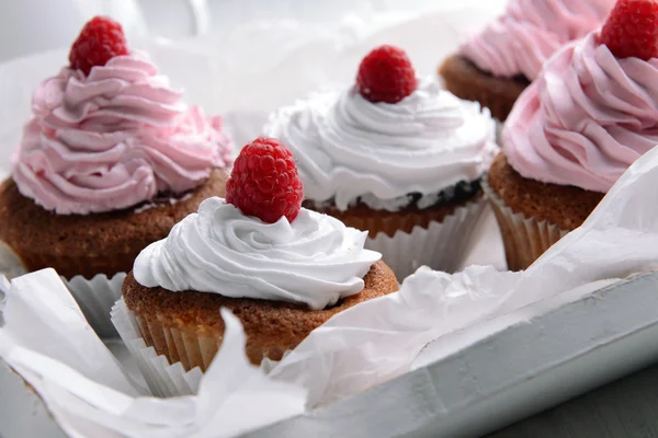 Deliziosi cupcake con bacche sul tavolo da vicino — Foto Stock