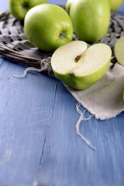 Ahşap masa, tatlı yeşil elma dilimli — Stok fotoğraf