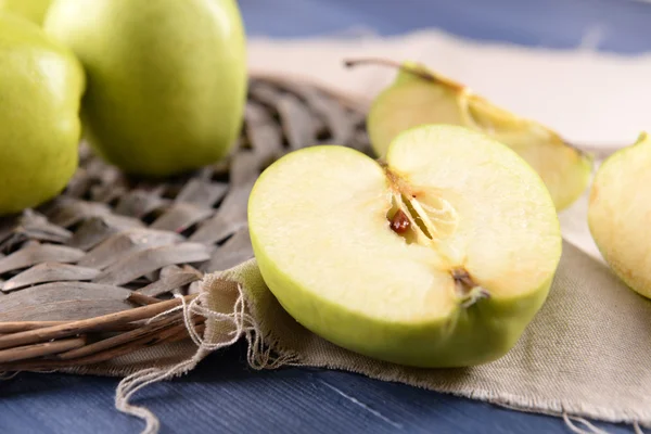 In Scheiben geschnittener grüner Apfel auf Holztisch, Nahaufnahme — Stockfoto
