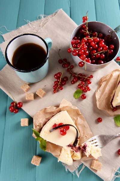 Tasty cheesecake with berries and cup of tea on table close up — Stock Photo, Image