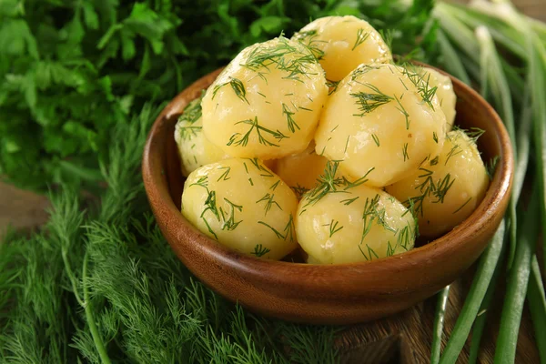 Gekookte aardappelen met Groenen in kom op tafel close-up — Stockfoto