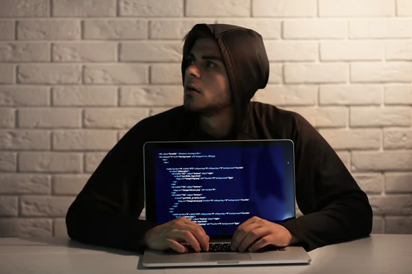 Hacker con portátil — Foto de Stock