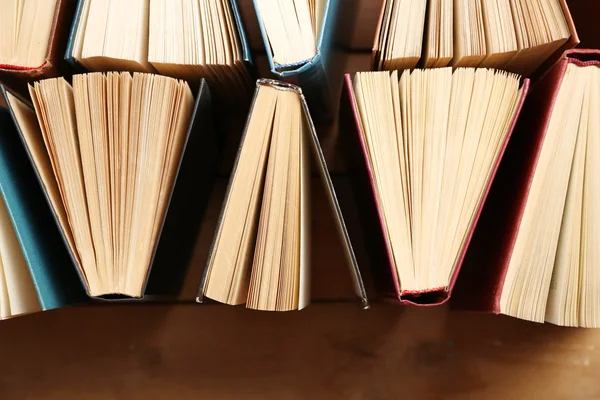 Herz der Bücher, auf Holzgrund — Stockfoto