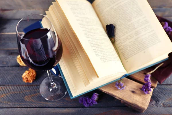 Bela composição com copo de vinho — Fotografia de Stock