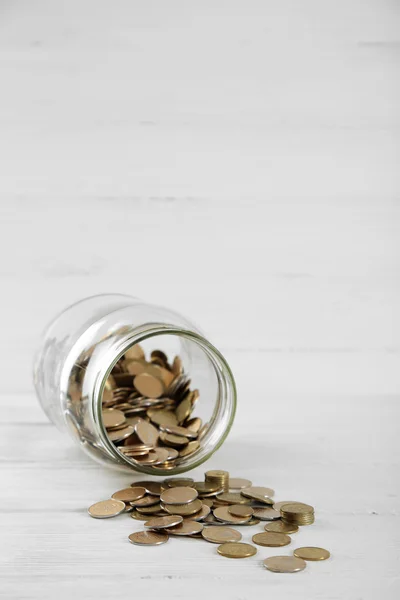 Pièces en pot d'argent sur fond en bois — Photo