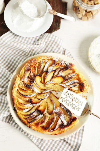흰색 나무 테이블 배경 배경에 접시에 집에서 만드는 사과 파이 — 스톡 사진