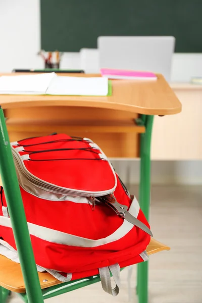 Mochila com faca na sala de aula — Fotografia de Stock