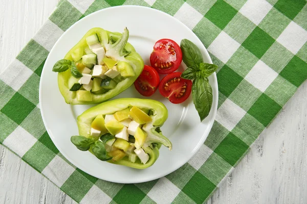 Frischer grüner Salat in Paprika auf dem Tisch aus nächster Nähe — Stockfoto