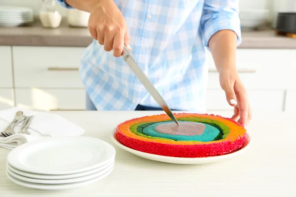 Frau backt Regenbogenkuchen — Stockfoto