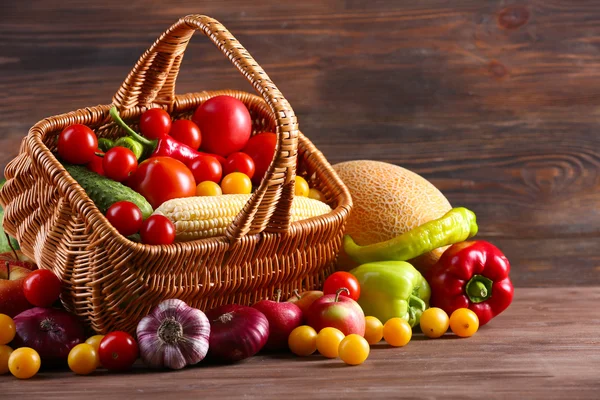 Montón de frutas y verduras frescas sobre fondo de madera — Foto de Stock