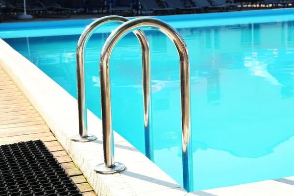 有阳光反射的酒店游泳池 — 图库照片