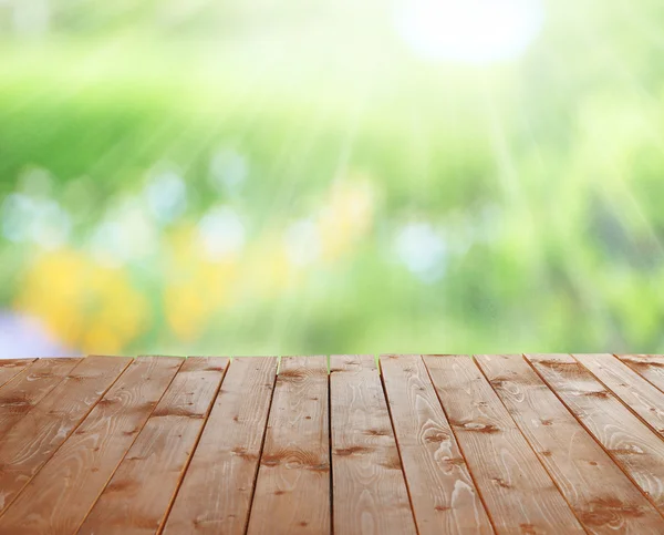 Holztisch mit abstraktem unscharfem Hintergrund — Stockfoto