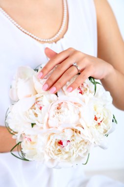 gelin düğün buketi beyaz peonies tutarak yakın çekim