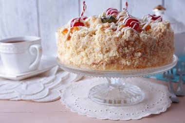 Tereyağı kek kiraz ile