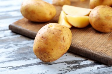 Ahşap masa üzerinde genç patates