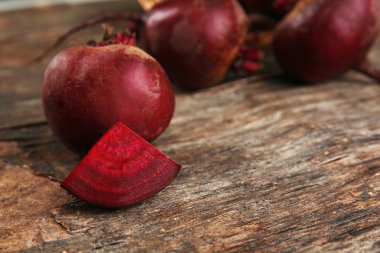 Ahşap masa üzerinde genç pancar