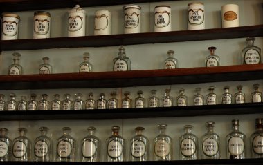 Boş cam şişe ve kavanozlar