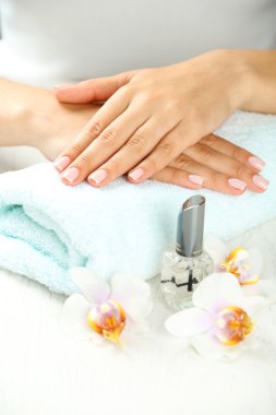 el ile Fransız manikür ve orkide çiçek