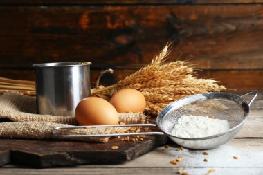 Tahta masada un ve buğday.