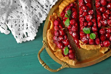 Ahududu ahşap arka plan üzerinde tepsi ile tart