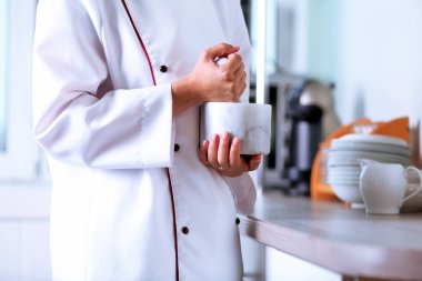 Harç otlar ile elleriyle Cook