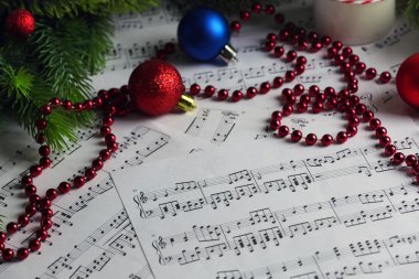 Noel dekorasyonu ile müzik notlar