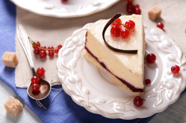 çilek ile lezzetli peynirli kek