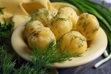 Yeşillikleri ile haşlanmış patates