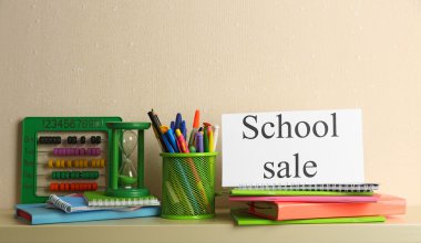 Okul malzemeleri satış, ışık duvar arka plan üzerinde