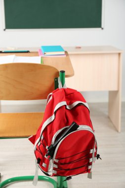 Sınıfta silahla sırt çantası