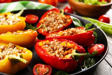 Masada sebzeli biber dolması yakın çekim