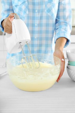 Genç kadın gökkuşağı kek yapmak