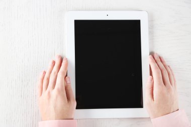 Tablet ile ofiste çalışan eller