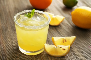 Bardak limon suyu üzerinde ahşap masa, portre