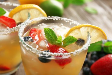 Çilek suyu üzerinde ahşap masa, tatlı limonlu gözlük