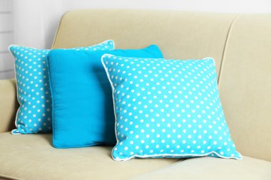 Kanepe üzerinde renkli yastıklar