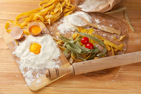 Natura morta con pasta cruda fatta in casa e ingredienti per la pasta — Foto Stock