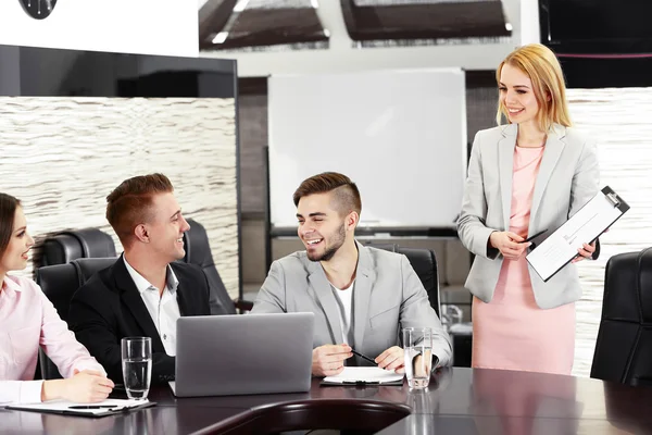 Affärsmän som arbetar i konferensrum — Stockfoto