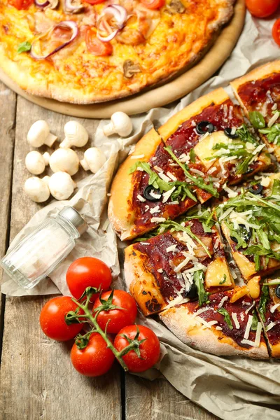 Leckere Pizza mit Gemüse auf dem Tisch aus nächster Nähe — Stockfoto