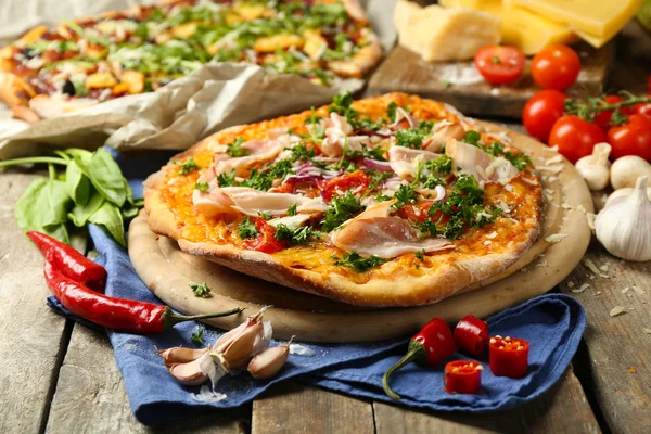 Pizza saporita con verdure in tavola da vicino — Foto Stock