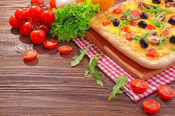 Delicious homemade pizza on table close-up — Stock Photo, Image