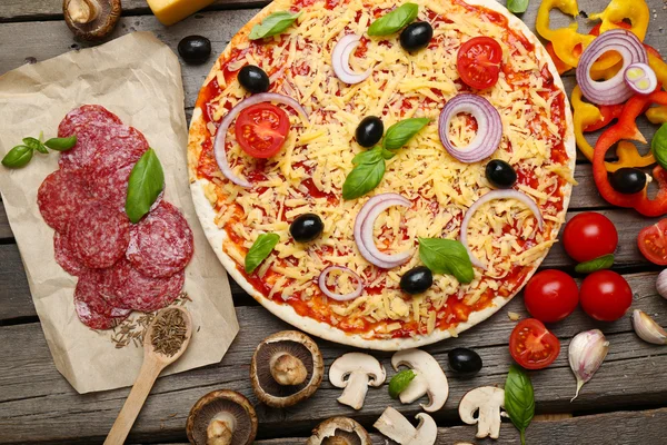 Zutaten für Pizza auf dem Tisch aus nächster Nähe — Stockfoto