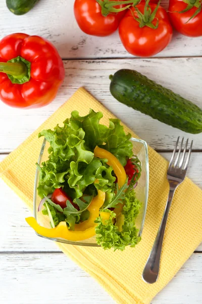 Ensalada de verduras frescas en tazón en la mesa de cerca —  Fotos de Stock