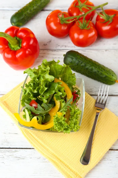 Ensalada de verduras frescas en tazón en la mesa de cerca —  Fotos de Stock