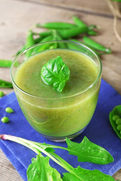 Juice with spinach and peas — Stock Photo, Image