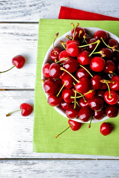 Sweet cherries in bowl — Stock Photo, Image